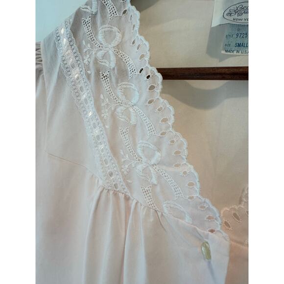 Vintage Nightgown Women’s Small Embroidered Short Sleeves Made In USA Trad Wife - Picture 7 of 8